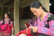 Nét độc đáo trong trang phục đồng bào người Mông đón Tết Độc lập ở Mộc Châu