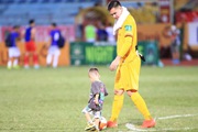 Filip Nguyễn thư giãn cùng con trai sau chiến thắng của CLB CAHN