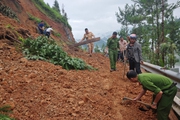 Hà Giang: Sạt lở đất đá gây ách tắc giao thông tại đèo Mã Pì Lèng