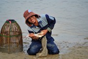 Hà Tĩnh: Cả trăm "nơm thủ" mua vé vào hồ thủy lợi trổ tài bắt cá đông vui như hội