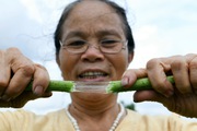 Gặp người phụ nữ ở ngoại thành Hà Nội dệt lụa từ nguyên liệu không ai ngờ tới, có ở mọi nơi