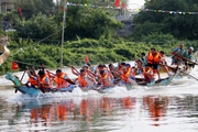 Hà Tĩnh: Người dân xuống thuyền, thi nhau vượt đường đua trên sông Rào Cái