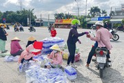 Nhiều người Long An ra đường phát nước, khăn lạnh cho người dân miền Tây về lại TP.HCM làm việc sau 4 ngày lễ