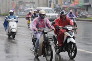 Người dân miền Bắc hứng chịu mưa phùn, nồm ẩm kéo dài