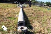 Trụ điện “đứt đôi” khi 2 công nhân trèo lên sửa chữa, 1 người tử vong