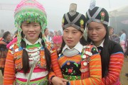 Du khách ùn ùn kéo đến hội chợ vùng cao trên đỉnh Tà Xùa