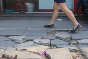 Ảnh-clip: Đá vỉa hè Hà Nội xuống cấp, vỡ vụn trên nhiều tuyến phố