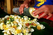 Bỏ hoa chè cổ thụ trong ống tre, "trót" uống một lần "say" cả đời