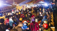 CSGT Hà Nội tích cực hỗ trợ người dân về quê