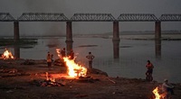Trên dòng sông linh thiêng nhất Ấn Độ nhiều thi thể trôi nổi, lò hỏa táng hoạt động suốt ngày đêm