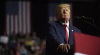Lý do ông Trump muốn 'bị còng tay' khi ra tòa