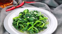 Loại rau được ví là “bậc thầy bổ sung canxi tốt hơn cả sữa mà siêu rẻ, mua về nấu kiểu này ăn trôi cả