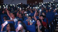 Hơn 600 sinh viên Hà Nội bật flash điện thoại trong đêm, vừa khóc vừa hát theo ca khúc nổi tiếng