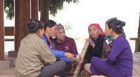 Độc đáo làng phụ nữ hút thuốc lào ở Hòa Bình