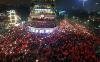 Hà Nội chìm trong "biển" cờ đỏ sao vàng mừng kỳ tích U23 Việt Nam