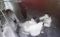 2 thanh niên trêu ghẹo, đập đầu cô gái liên tiếp vào cửa ở Hà Nội