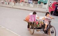 Bé gái gồng mình đạp xe bán hoa quả dạo "đốn tim" dân mạng