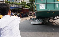 Clip: Toàn cảnh vụ container đổ nghiêng đè bẹp ôtô, 2 người chết