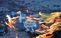 Phản đối tấn công Syria, người dân Crimea đốt ảnh lãnh đạo phương Tây