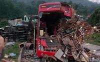 Tai nạn thảm khốc ở Hoà Bình: Xe tải xuống dốc vào cua lấn làn tốc độ cao