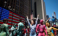 Hàng chục người biểu tình khỏa thân và phủ sơn lên người ở Mỹ