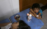 Thất thần những gương mặt trẻ thơ sau thảm họa động đất Trung Quốc