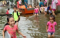 Học sinh Hà Nội leo cây, trèo nóc nhà đi học ngày lũ