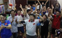 Bố mẹ tiền vệ Quang Hải vỡ òa với chiến thắng của Olympic Việt Nam