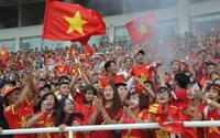 Ảnh: CĐV rợp sắc đỏ đón tuyển Olympic Việt Nam ở lễ "Tự hào Việt Nam"