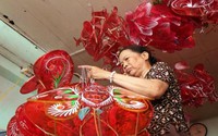 Gia đình 4 thế hệ giữ nghề làm lồng đèn truyền thống ở Bạc Liêu