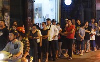 Ảnh-clip: Rồng rắn xếp hàng trăm mét mua bánh trung thu ở Hà Nội