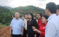 Phó Chủ tịch nước đến thăm các gia đình bị thiệt hại do sạt lở núi