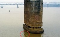 Cận cảnh vị trí quả bom dưới chân cầu Long Biên