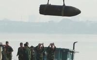 Trục vớt thành công quả bom dài 2m dưới chân cầu Long Biên