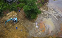 Vẫn "chiến đấu" với dầu thải, bùn cát trên kênh dẫn nước sông Đà