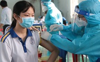 Ngày đầu Bình Dương tiêm vaccine Covid-19 cho trẻ 12-17 tuổi: Học sinh đến từ sớm xếp hàng