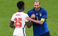 "Vua tiểu xảo" Chiellini đọc "thần chú" khiến Saka đá hỏng 11m?