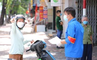 Ảnh: Nhiều người buộc phải quay xe khi đi đến khu vực "Tổ dân phố xanh" ở Hà Nội
