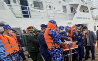 Cảnh sát biển cứu hộ 5 ngư dân gặp nạn trên biển