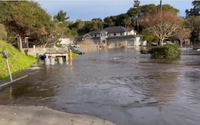 Sóng thần ở Tonga tràn tới Mỹ, gây lũ lụt cho California