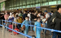 Nới lỏng xét nghiệm, dân ùn ùn về quê đón Tết, sân bay Tân Sơn Nhất đông như "trẩy hội"