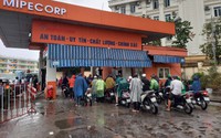 Người dân đội mưa kiên nhẫn xếp hàng chờ đổ xăng ở Hà Nội