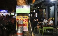 Người dân phố cổ Hà Nội treo tivi lên cây, cột đèn để xem World Cup 2022
