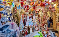 Hà Nội: Tiểu thương tất bật vận chuyển đồ trang trí Noel trên phố Hàng Mã
