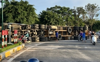 Huy động 4 xe cẩu khẩn trương giải cứu xe đầu kéo lật nghiêng giữa vòng xoay ở Bình Thuận 