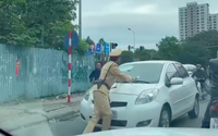 Nữ tài xế lái xe đâm thẳng vào cảnh sát giao thông