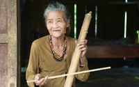 Tộc người Mã Liềng ở Quảng Bình với những phụ nữ cuối cùng còn biết chơi đàn ống làm từ cây nứa