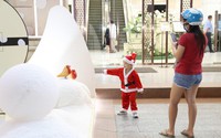Sài Gòn trang hoàng lộng lẫy, bạn trẻ "lên đồ" chơi Noel sớm