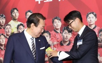 Son Heung Min đeo băng đội trưởng cho tổng thống Hàn Quốc