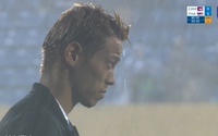 Khoảnh khắc đầy "bi thiết", đứng lặng trong mưa ở sân Thiên Trường của HLV Keisuke Honda